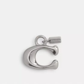 Dije pequeño con el Charm de Coach