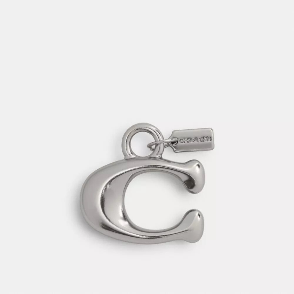 Dije pequeño con el Charm de Coach
