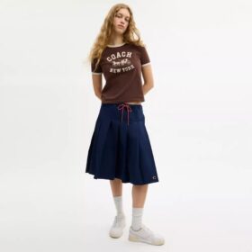 Falda midi plisada de estilo deportivo