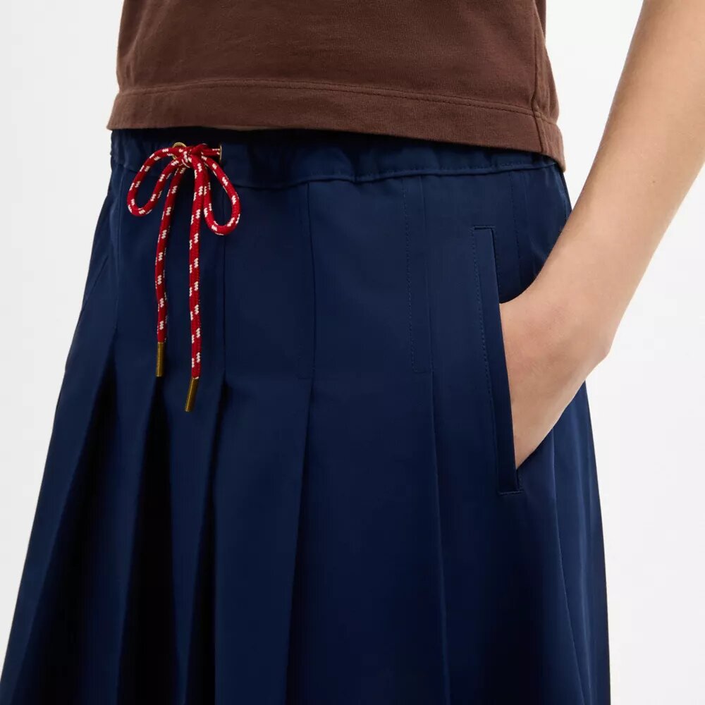 Falda midi plisada de estilo deportivo