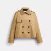 Gabardina corta con cuello característico