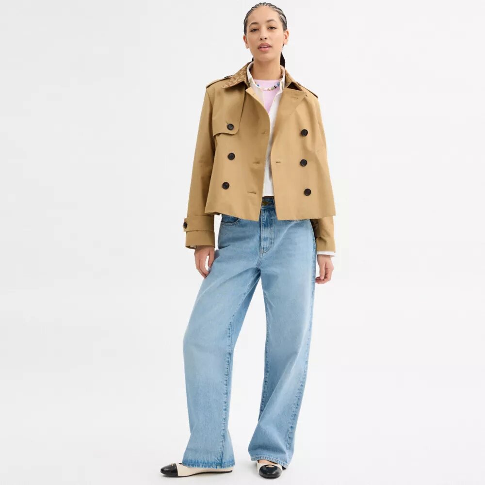 Gabardina corta con cuello característico
