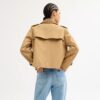 Gabardina corta con cuello característico
