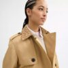 Gabardina corta con cuello característico