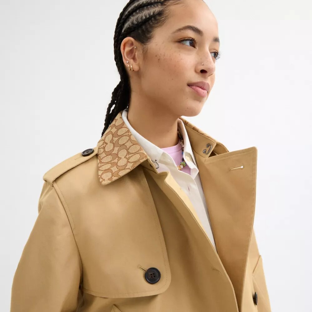 Gabardina corta con cuello característico
