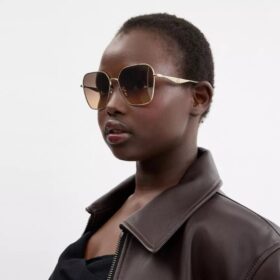 Gafas de sol cuadradas extragrandes con detalles metálicos «C»