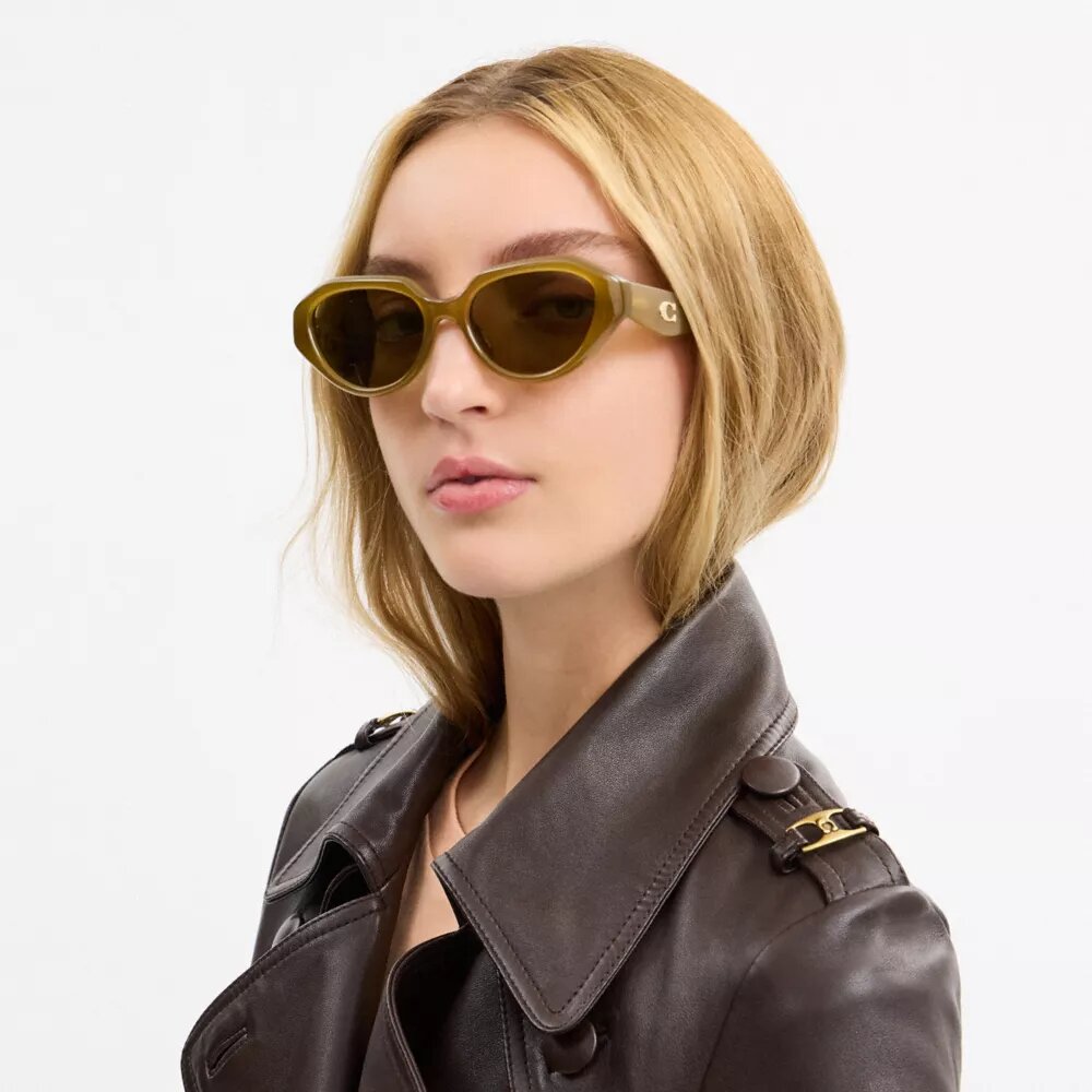 Gafas de sol geométricas con detalles de «C»