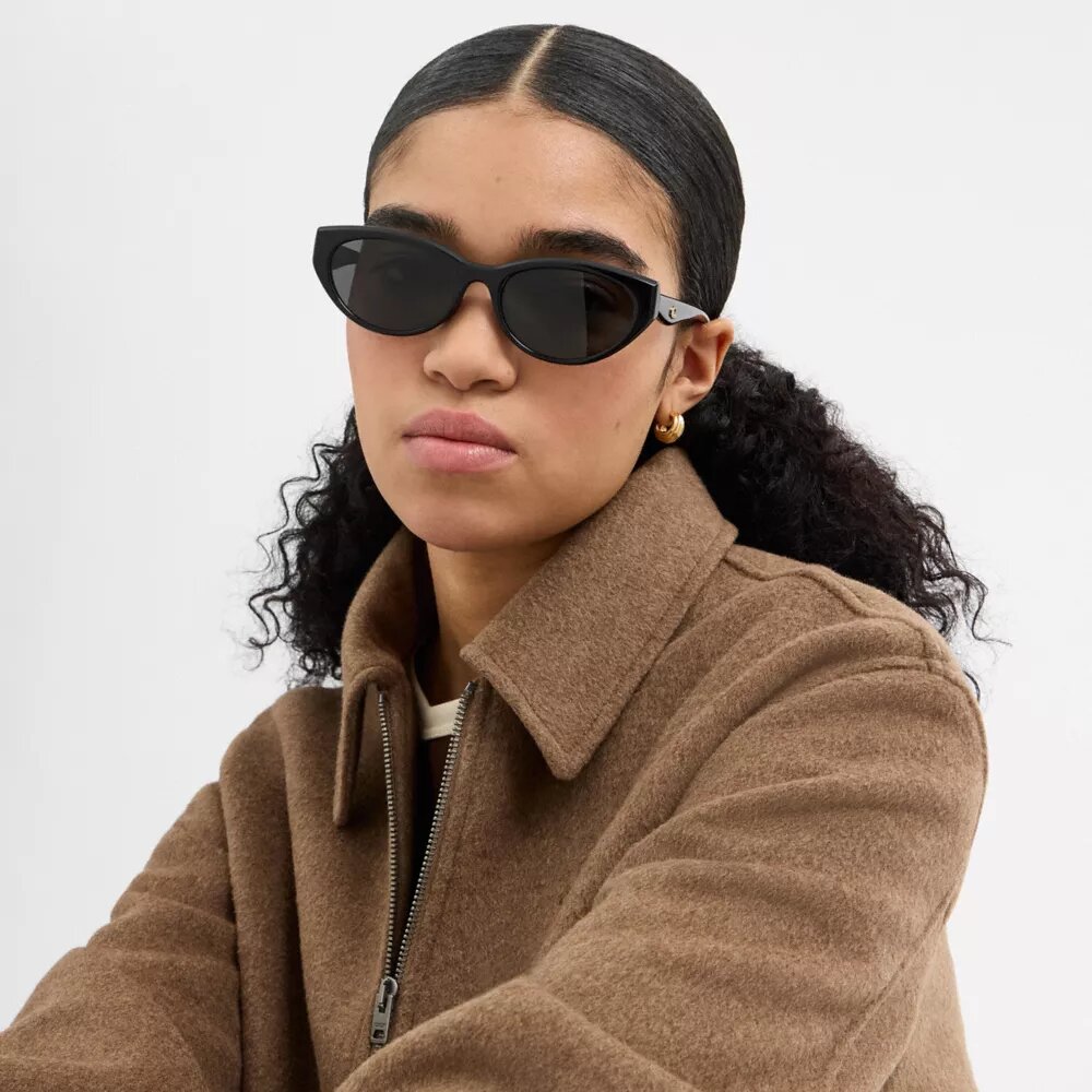 Gafas de sol ovaladas tipo «ojo de gato» con detalles dorados