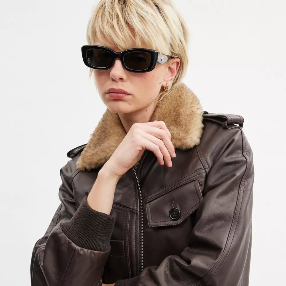 Gafas de sol rectangulares estrechas con herrajes «C»