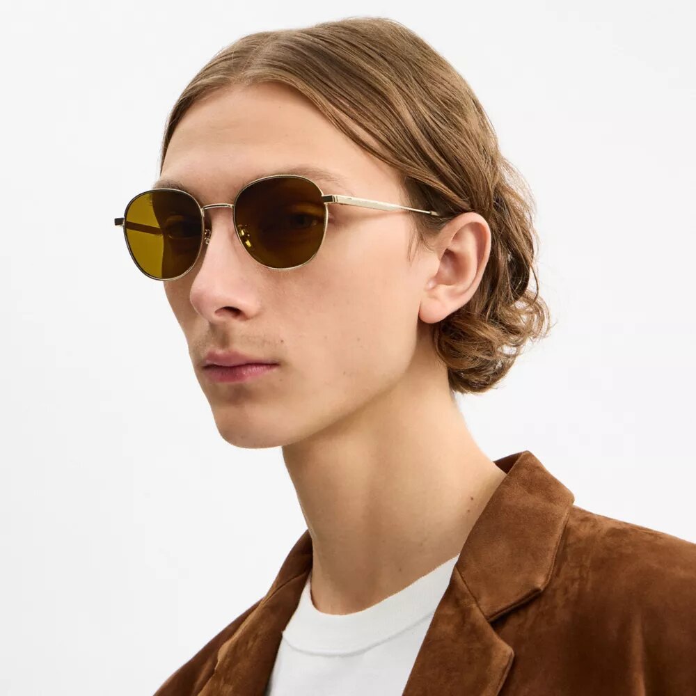 Gafas de sol redondas con etiqueta metálica