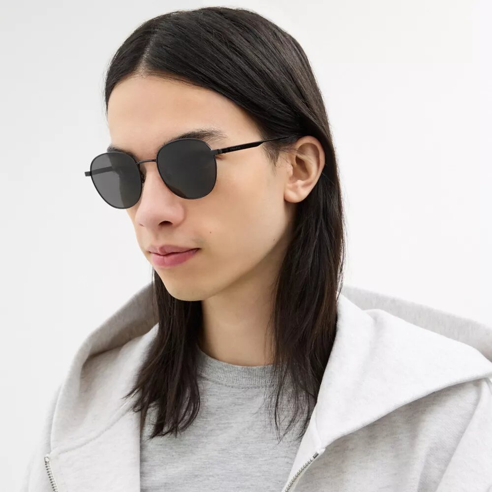 Gafas de sol redondas con etiqueta metálica