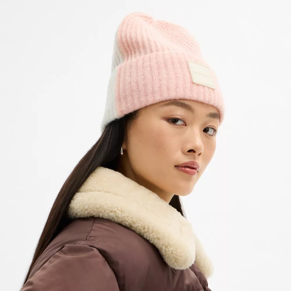 Gorro con bloques de color y parche de goma