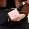 Mini cartera con cadena en Signature Canvas con Charms