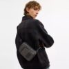 Mochila bandolera Racer en Signature Canvas