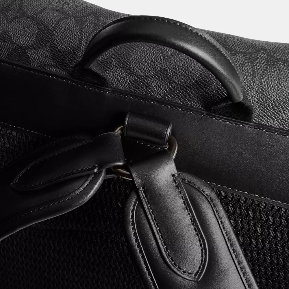Mochila Hitch en Signature Canvas