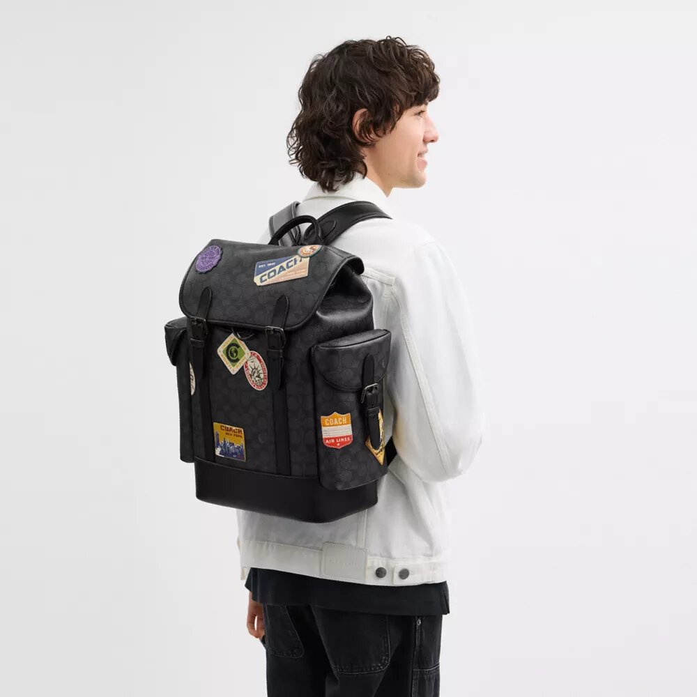 Mochila Hitch en Signature Canvas con parches