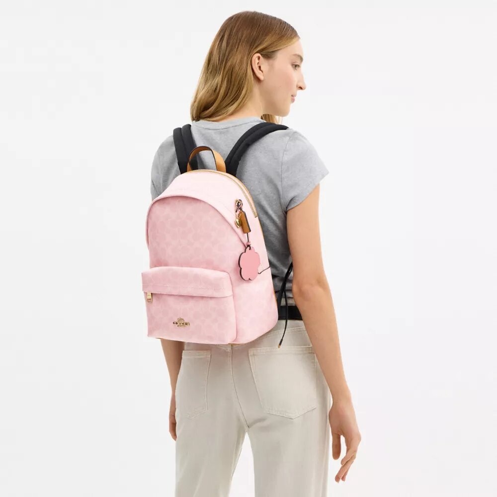 Mochila pequeña Taylor en Signature Canvas con Charms