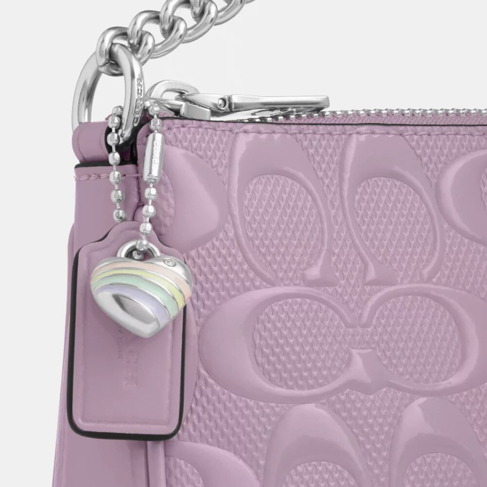 Nolita 19 en piel exclusiva con colgante de corazón