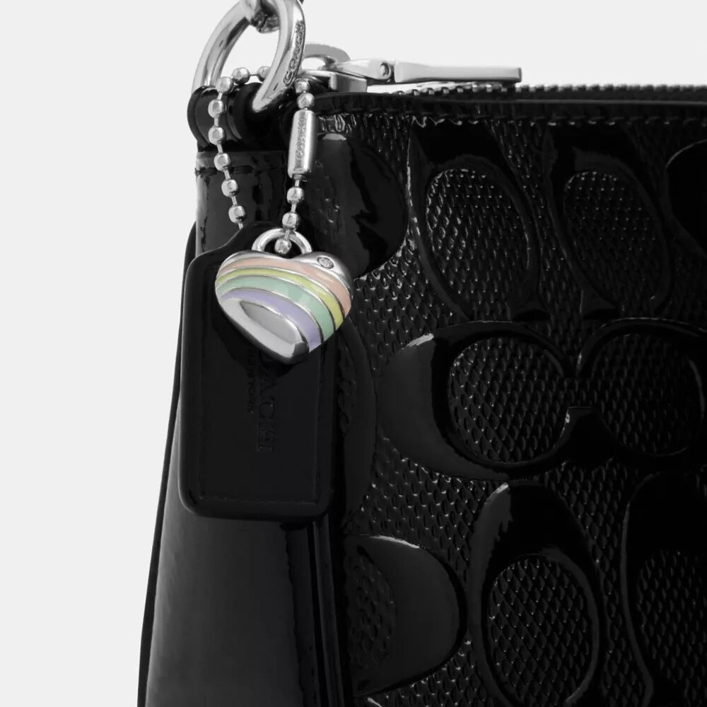 Nolita 19 en piel exclusiva con colgante de corazón