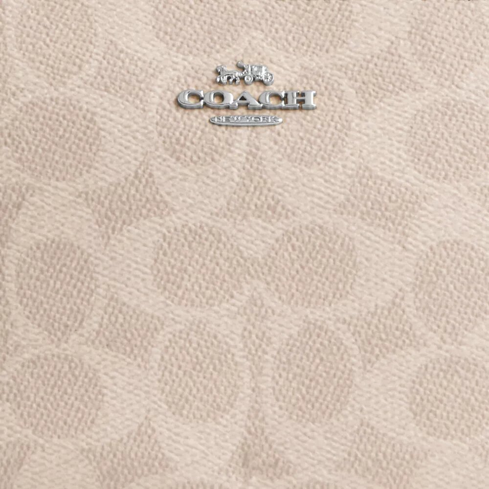 Nolita 19 en Signature Canvas