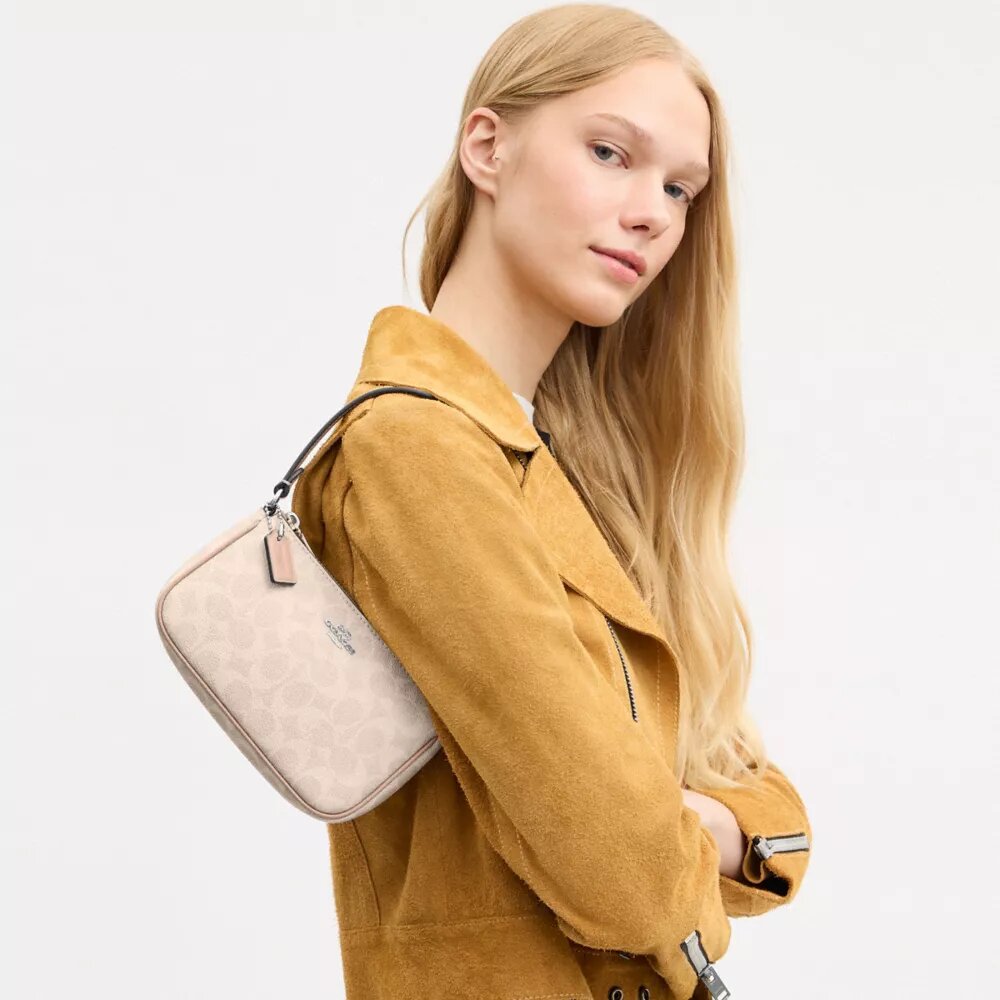 Nolita 19 en Signature Canvas