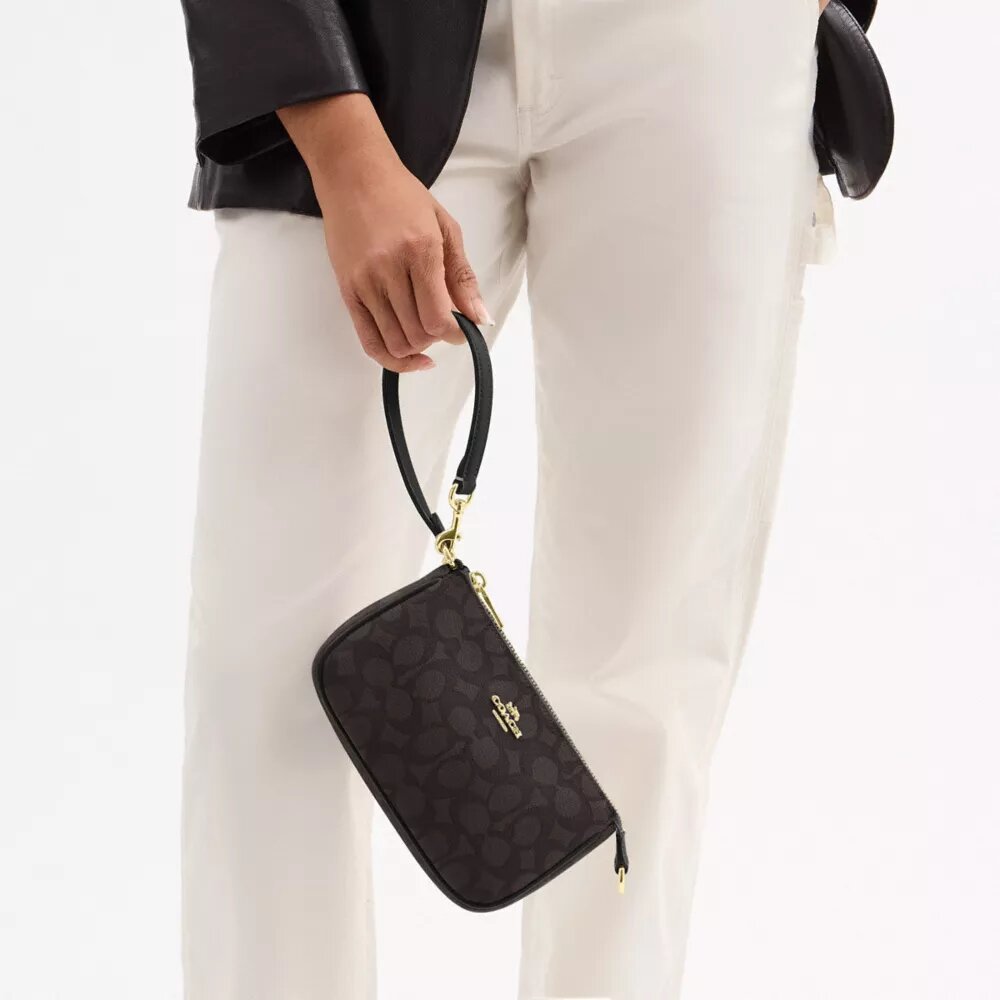 Nolita 19 en Signature Canvas