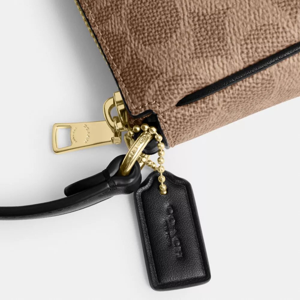 Nolita 19 en Signature Canvas