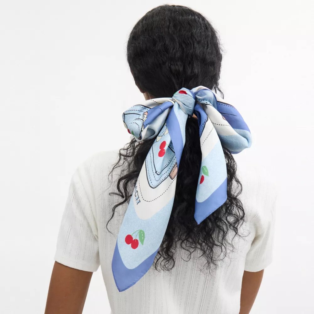 Pañuelo cuadrado de seda con estampado de cerezas Tabby