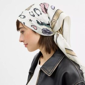 Pañuelo cuadrado de seda con estampado de motivos icónicos