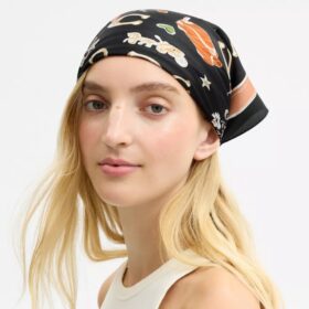 Pañuelo cuadrado de seda con estampado de motivos icónicos