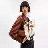 Pañuelo cuadrado de seda con estampado «Stacked Tabby Bags»