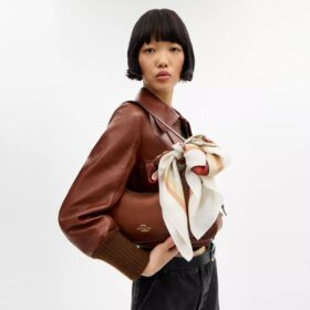 Pañuelo cuadrado de seda con estampado «Stacked Tabby Bags»