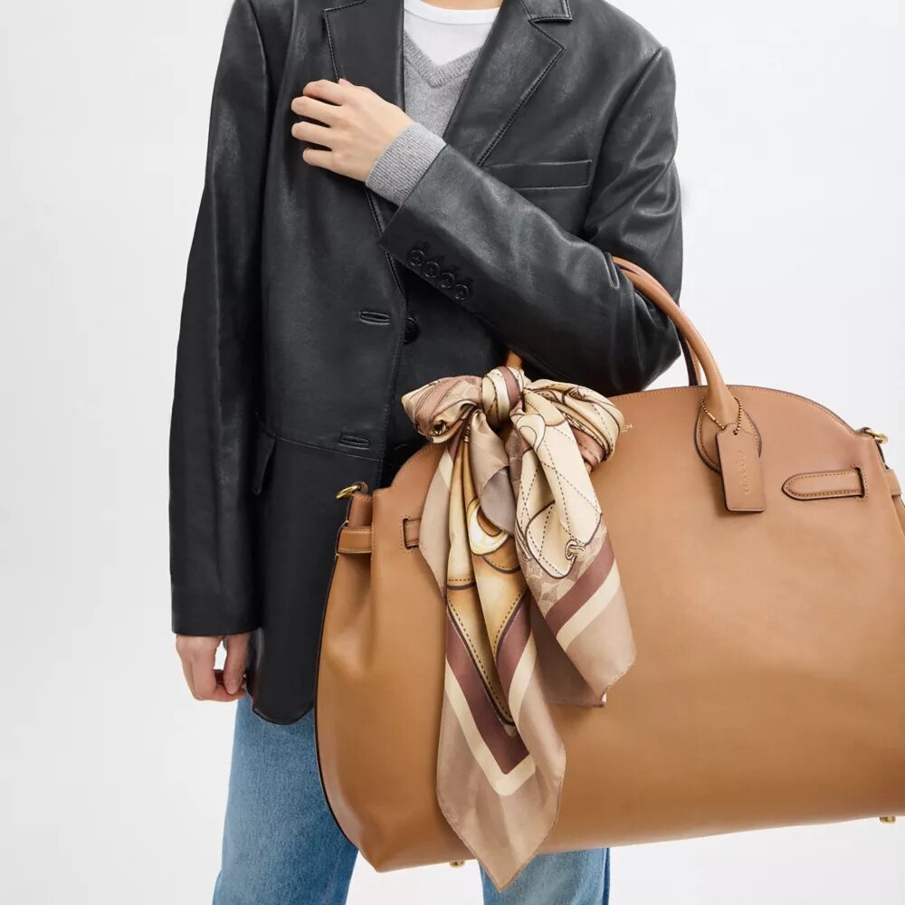 Pañuelo cuadrado de seda con estampado «Stacked Tabby Bags»