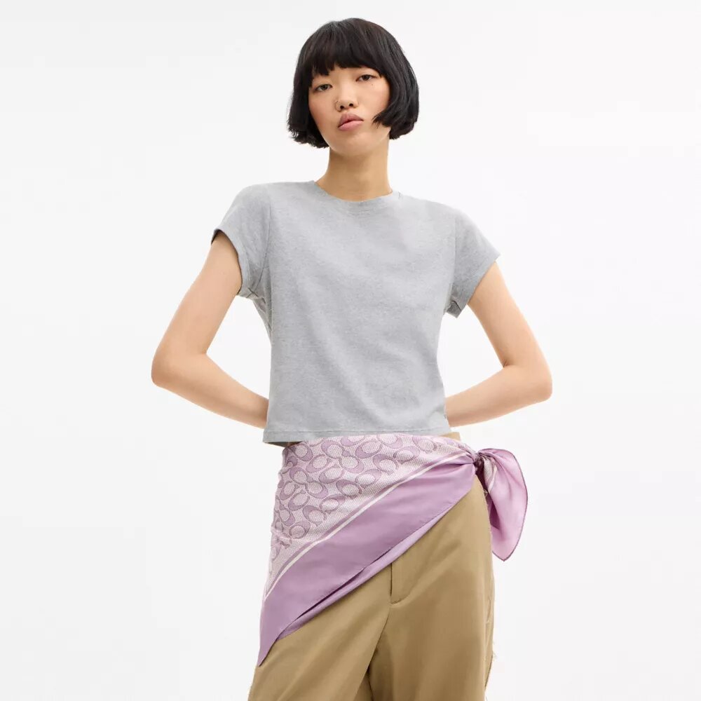 Pañuelo cuadrado de seda con estampado texturizado característico