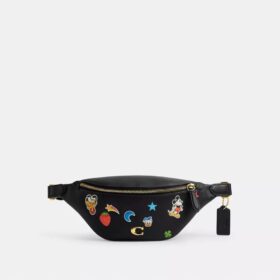 Riñonera Disney X Coach Charter 7 con estampado de pegatinas
