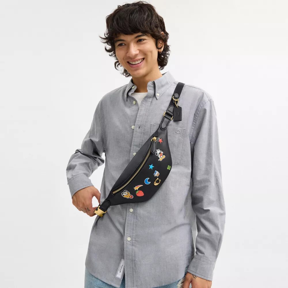 Riñonera Disney X Coach Charter 7 con estampado de pegatinas