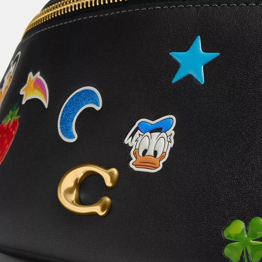 Riñonera Disney X Coach Charter 7 con estampado de pegatinas