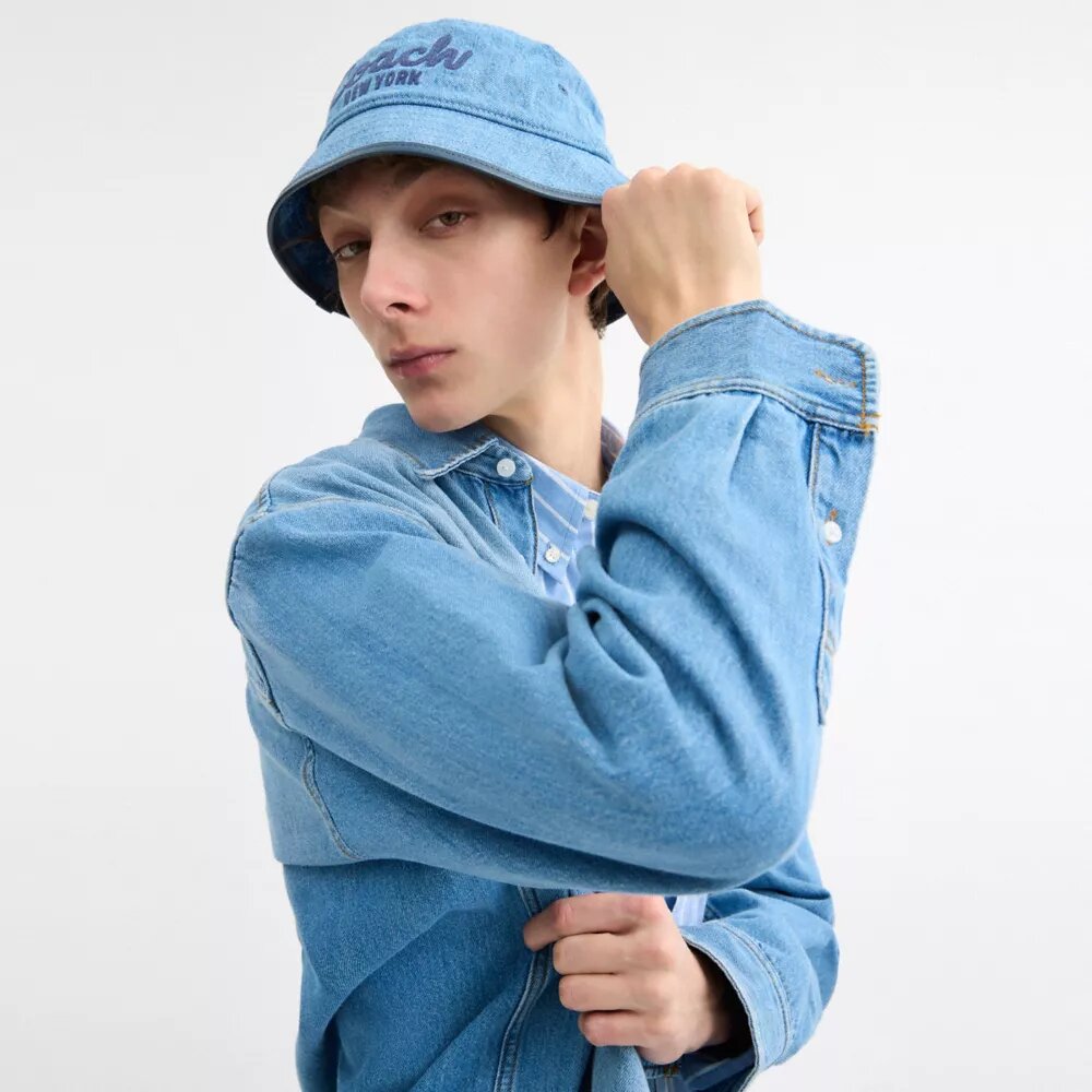 Sombrero de pescador de denim con el logotipo «Coach Script» bordado