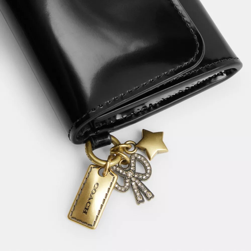 Tarjetero con solapa «Essential» y Charms