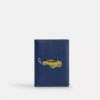 Tarjetero para pasaporte con estampado de coches