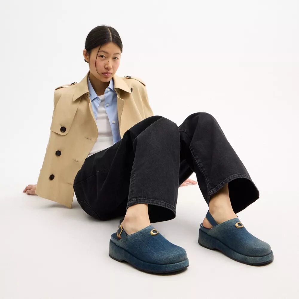 Zuecos de plataforma en forma de «C» en denim desgastado